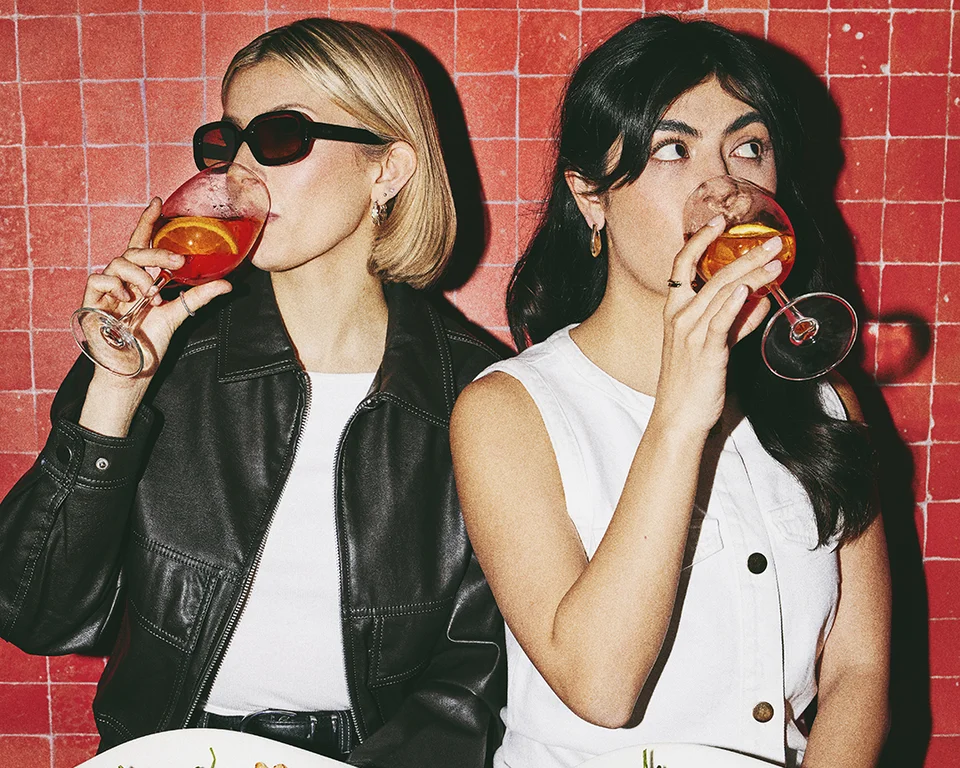 Zwei Frauen mit einem Aperitif in der Hand