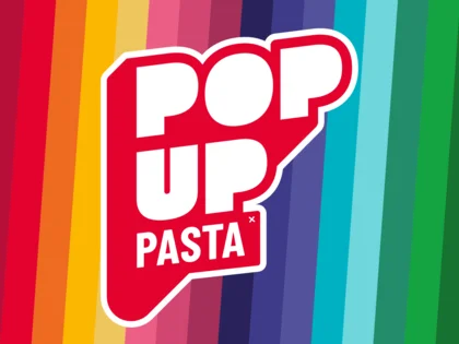 "POP UP PASTA" auf bunt-gestreiften Hintergrund.