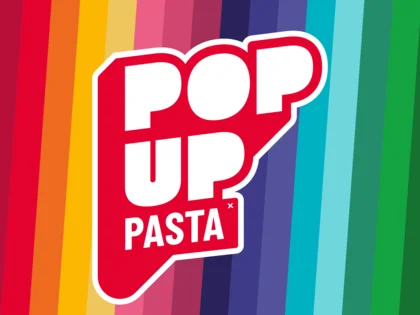 "POP UP PASTA" auf bunt-gestreiften Hintergrund.