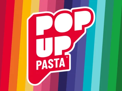"POP UP PASTA" auf bunt-gestreiften Hintergrund.