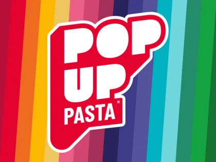 "POP UP PASTA" auf bunt-gestreiften Hintergrund.