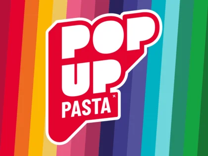 "POP UP PASTA" auf bunt-gestreiften Hintergrund.
