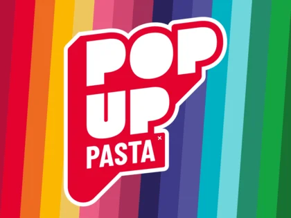 "POP UP PASTA" auf bunt-gestreiften Hintergrund.