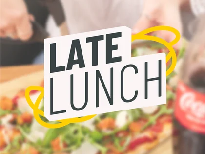 Im Hintergrund ist eine Pinsa und ein Getränk und im Vordergrund steht "Late Lunch". 