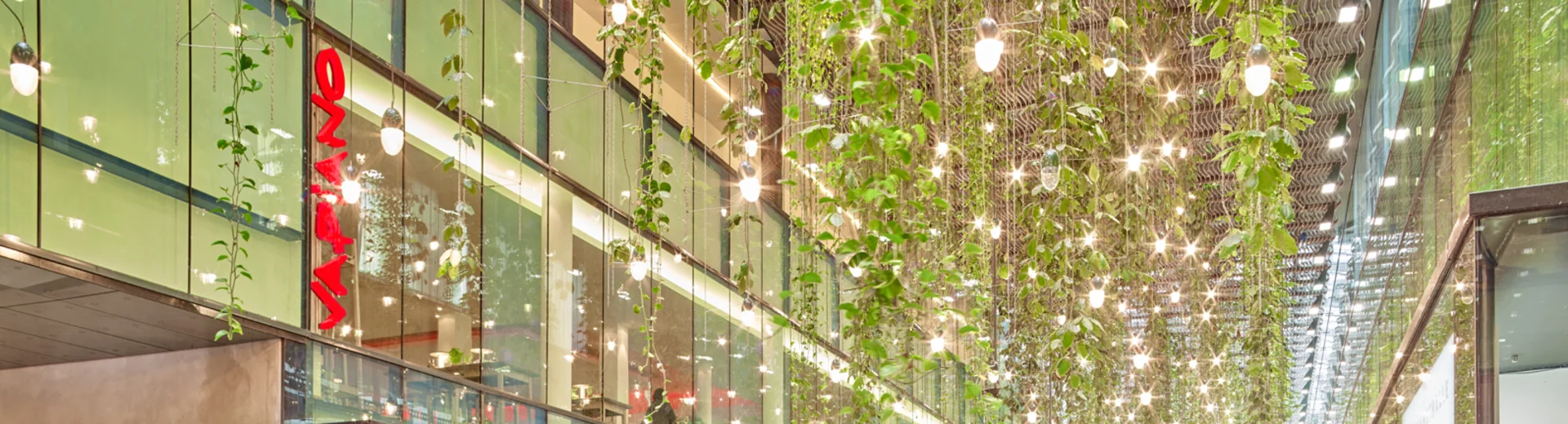 Außenansicht vom VAPIANO München in der ersten Etage einer Einkaufspassage.