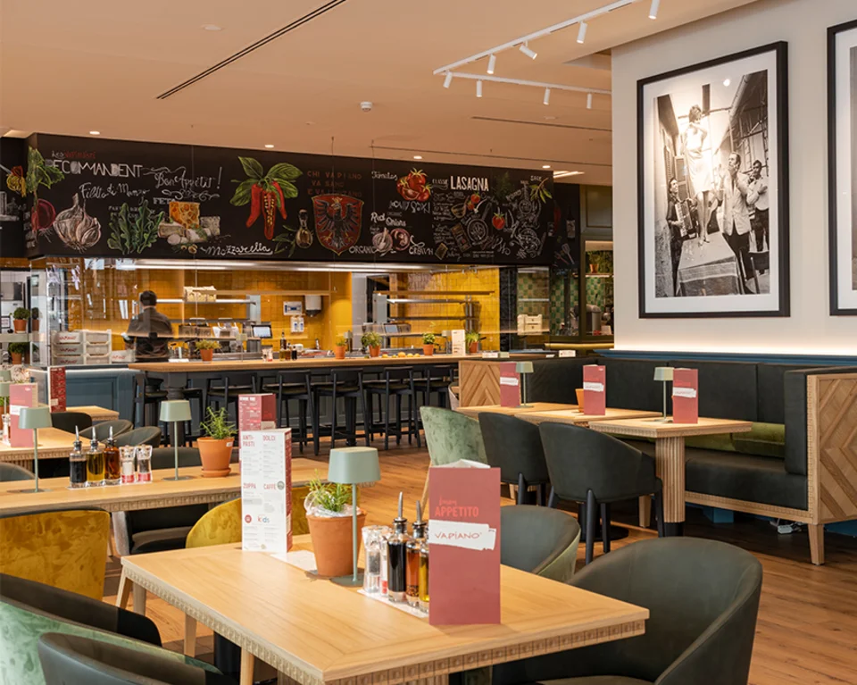 Innenaufnahme vom VAPIANO Frankfurt mit Tischen, Stühlen und der Theke zum Bestellen im Hintergrund.