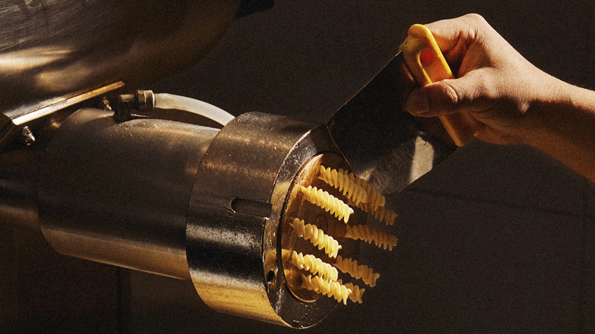 Fusilli werden mit einer professionellen Pastamaschine zubereitet.
