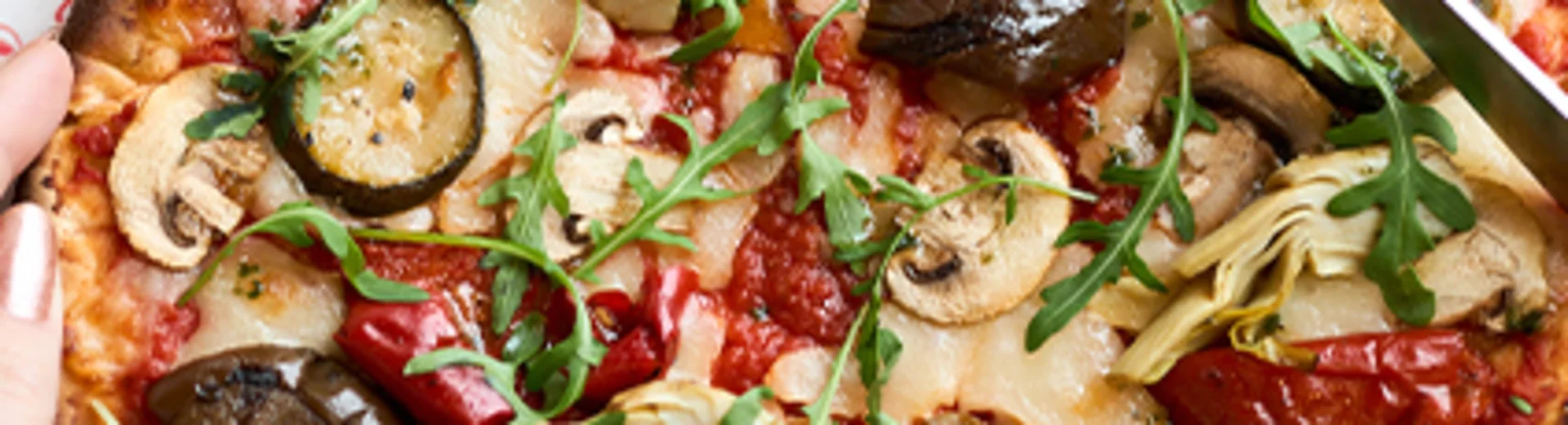 Pinsa mit Gemüse und Rucola wird serviert