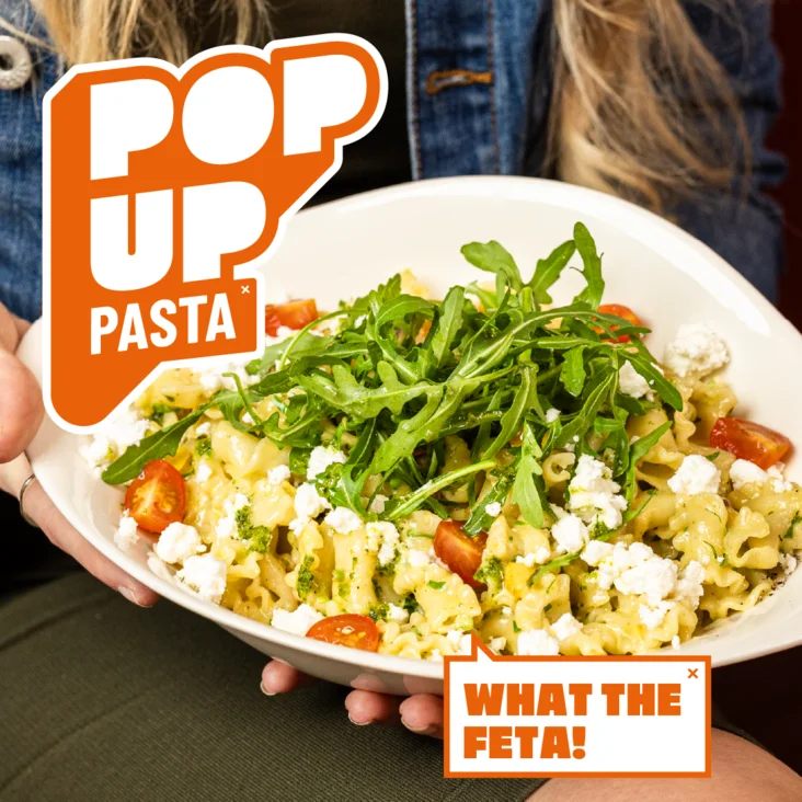 Die neue Pop UP Pasta "What the Feta" wird serviert. Auf dem Bild befindet sich das Logo "POP UP Pasta". 