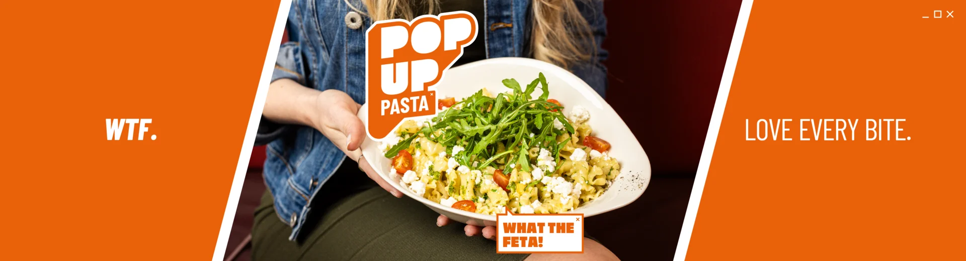 Die neue Pop UP Pasta "What the Feta" wird serviert. Auf dem Bild befindet sich das Logo "POP UP Pasta". 