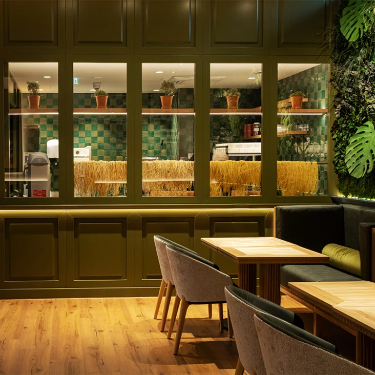 Frische Pasta wird zubereitet in der Pasta Manifattura vom VAPIANO Frankfurt. 