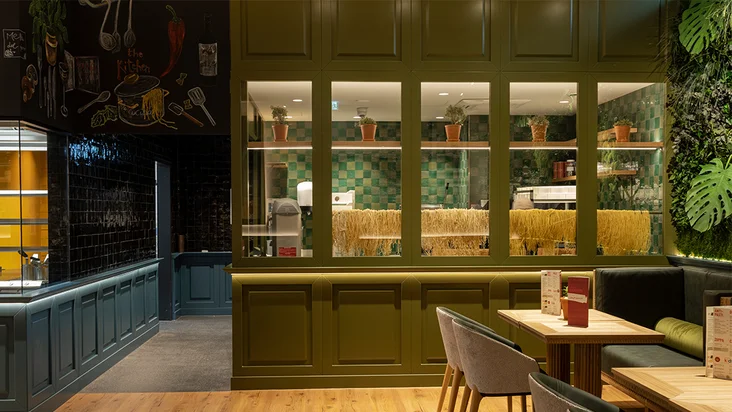 Frische Pasta wird zubereitet in der Pasta Manifattura vom VAPIANO Frankfurt. 