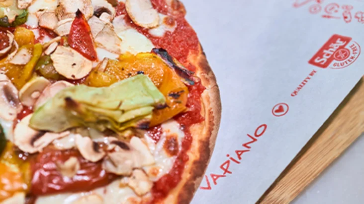 Die fertige Pinsa liegt auf einem Brettchen.