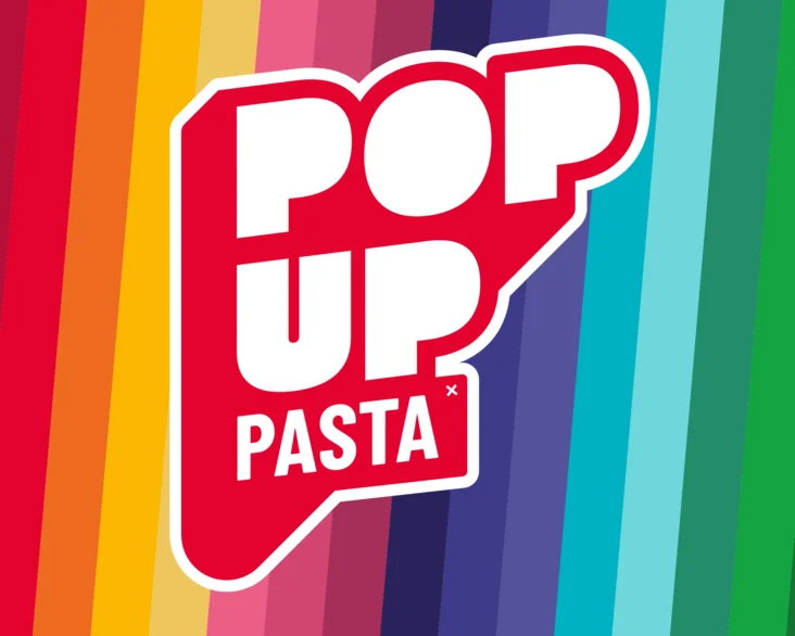 "Was ist POP UP Pasta?" und "POP UP PASTA" auf bunt-gestreiften Hintergrund.