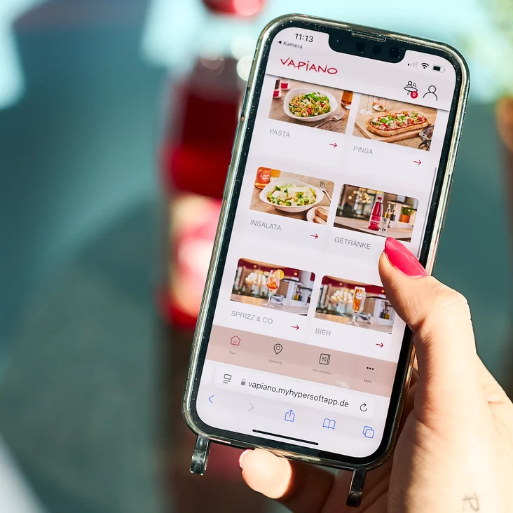 Eine Bestellung wird mit dem Handy über das Table Ordering aufgenommen