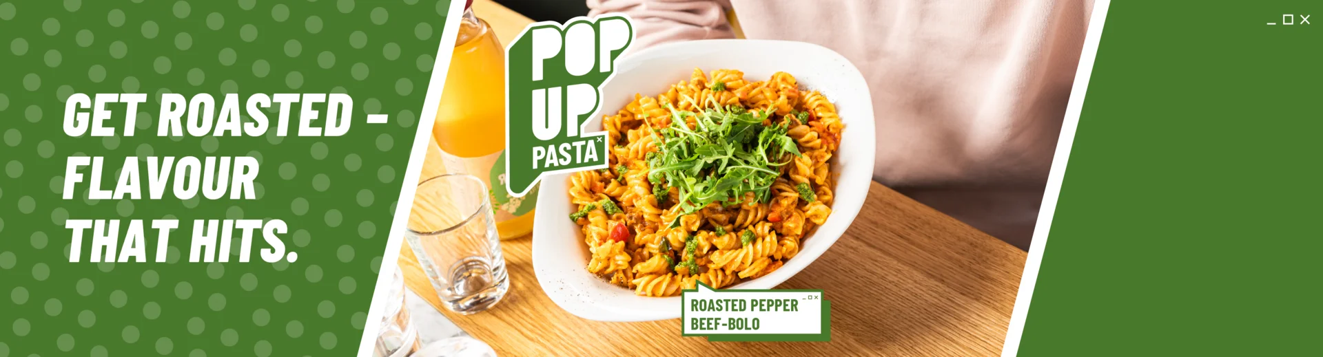 Die neue Pop UP Pasta wird mit einem Eistee serviert. Auf dem Bild befindet sich das Logo "POP UP Pasta". 