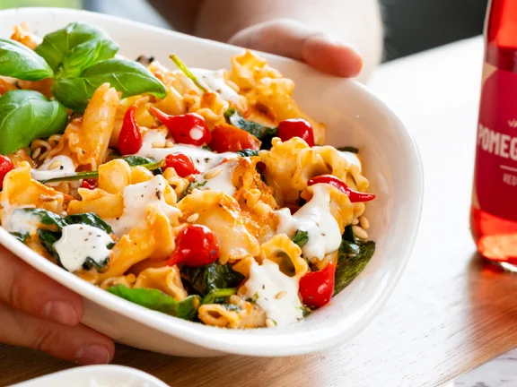 Das Bild zeigt einen Teller mit der Aktionspasta Marry Me Burrata