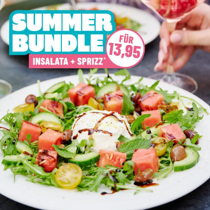 Ein Salat mit Feta und Melone und der Aufschrift "Summer Bundle Insalata + Sprizz für 13,95"