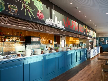 Innenaufnahme vom VAPIANO Berlin Europaplatz mit der Theke zum Bestellen. 