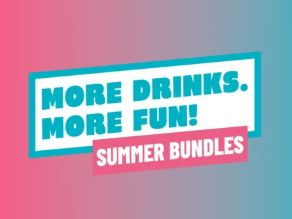 Links eine Bruschetta und rechts ein Insalata mit Feta und Melone. In der Mitte steht "More Drinks. More Fun! Summer Bundles"