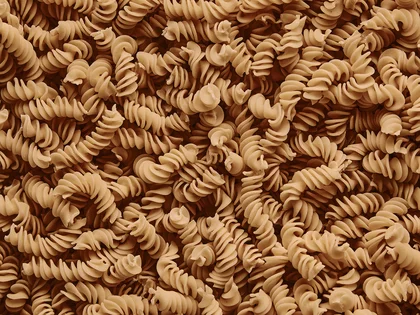 Frische Dinkelfusilli in der Draufsicht.
