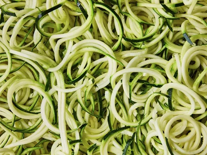 Frische Zucchini dünn geschnitten in der Draufsicht.