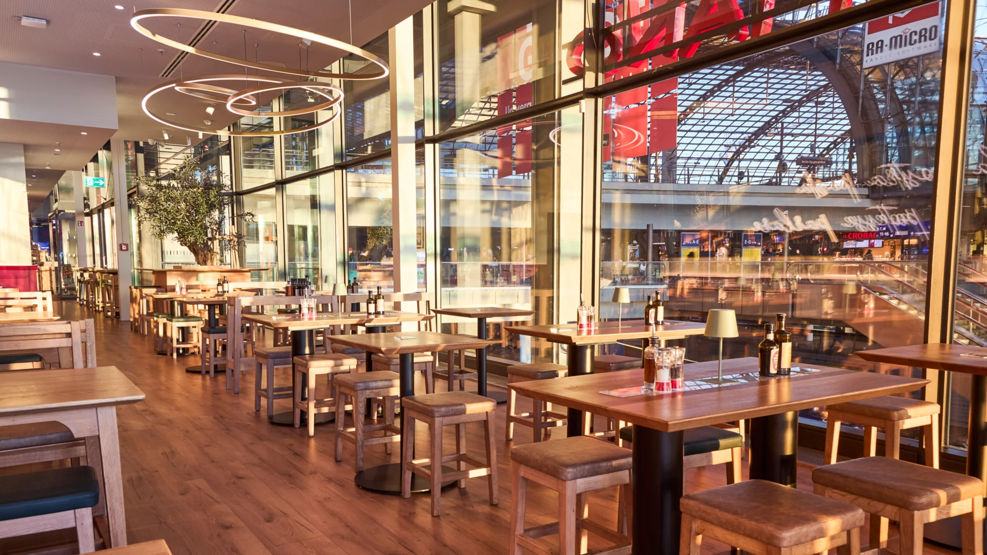 Innenaufnahme vom VAPIANO Berlin Europaplatz mit Sitzplätzen vor der Fensterfront. 