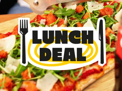 Im Hintergrund befinden sich verschiedene Gerichte wie Pasta oder Salat. In der Mitte steht "Lunch Deal".