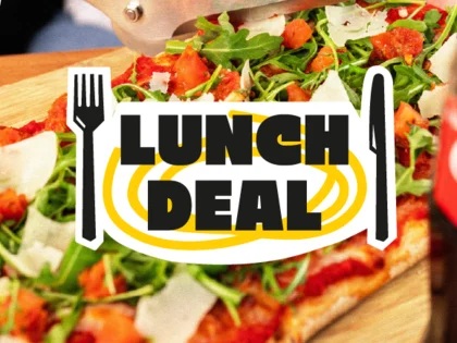 Im Hintergrund befinden sich verschiedene Gerichte wie Pasta oder Salat. In der Mitte steht "Lunch Deal". 