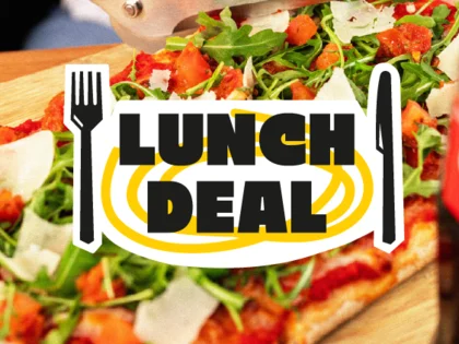 Im Hintergrund befinden sich verschiedene Gerichte wie Pasta oder Salat. In der Mitte steht "Lunch Deal". 