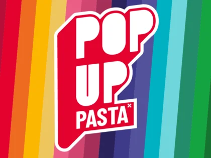 "POP UP PASTA" auf farbigen Hintergrund.