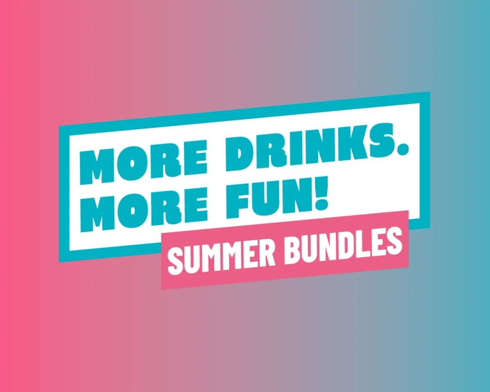 Links eine Bruschetta und rechts ein Insalata mit Feta und Melone. In der Mitte steht "More Drinks. More Fun! Summer Bundles"
