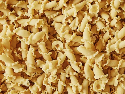 Frische Campanelle in der Draufsicht.