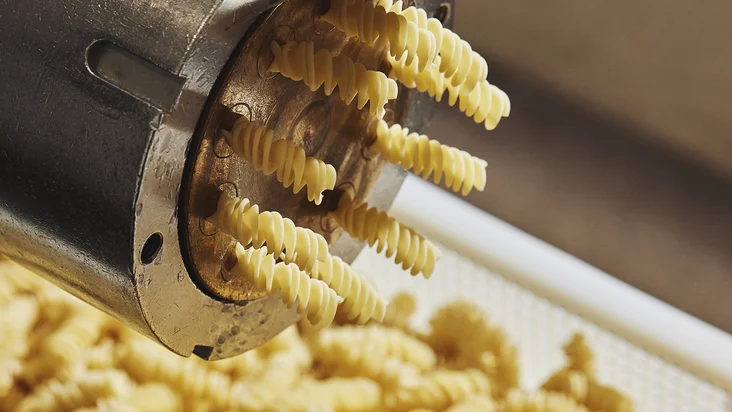 Fusilli werden mit einer professionellen Pastamaschine zubereitet.