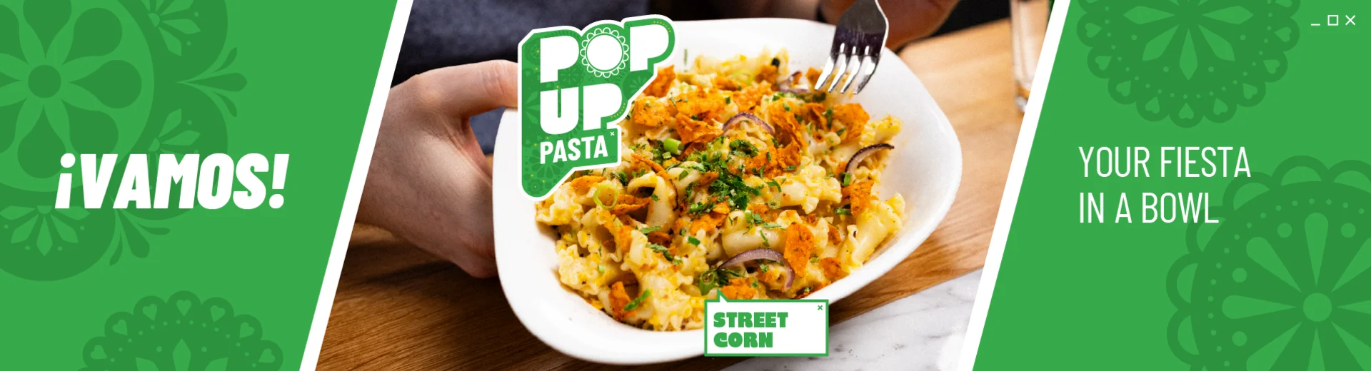 Die neue Pop UP Pasta "Street Corn" wird serviert. Auf dem Bild befindet sich das Logo "POP UP Pasta". 