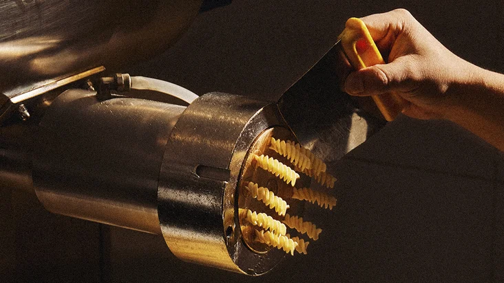Fusilli werden mit einer professionellen Pastamaschine zubereitet.