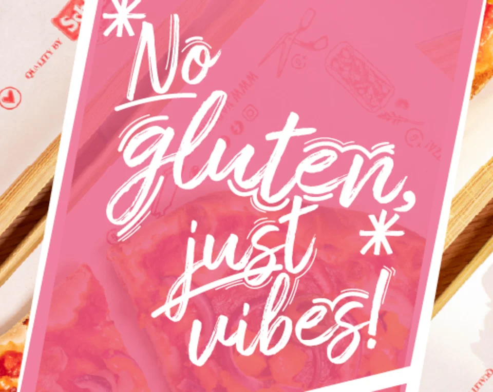 Im Hintergrund befinden sich belegte, glutenfreie Pinsen und in der Mitte steht "no gluten just vibes".