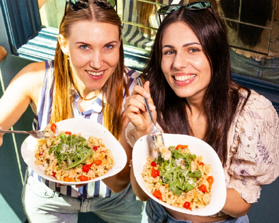 Die neue Pop UP Pasta "Amalfi" wird serviert. Auf dem Bild befindet sich das Logo "POP UP Pasta".