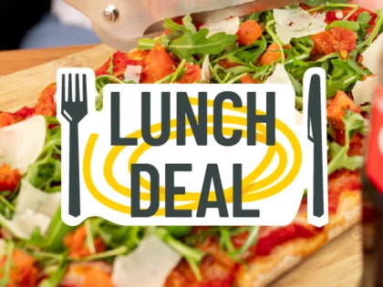 Im Hintergrund befinden sich verschiedene Gerichte wie Pasta oder Salat. In der Mitte steht "Lunch Deal".