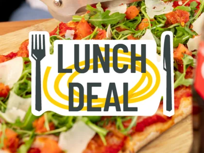 Im Hintergrund befinden sich verschiedene Gerichte wie Pasta oder Salat. In der Mitte steht "Lunch Deal". 