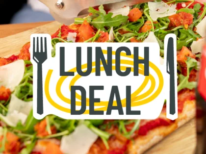 Im Hintergrund befinden sich verschiedene Gerichte wie Pasta oder Salat. In der Mitte steht "Lunch Deal".