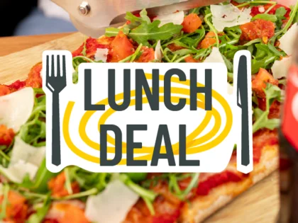 Im Hintergrund befinden sich verschiedene Gerichte wie Pasta oder Salat. In der Mitte steht "Lunch Deal". 