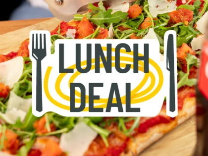 Im Hintergrund befinden sich verschiedene Gerichte wie Pasta oder Salat. In der Mitte steht "Lunch Deal". 