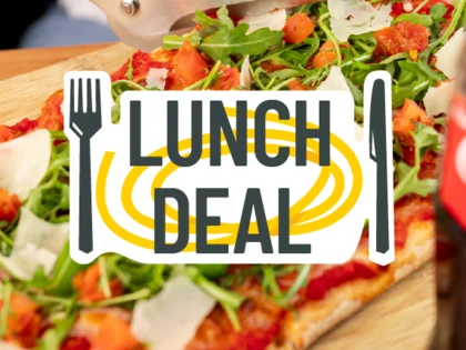 Im Hintergrund befinden sich verschiedene Gerichte wie Pasta oder Salat. In der Mitte steht "Lunch Deal". 
