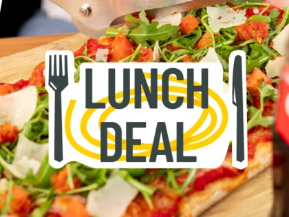 Im Hintergrund befinden sich verschiedene Gerichte wie Pasta oder Salat. In der Mitte steht "Lunch Deal".