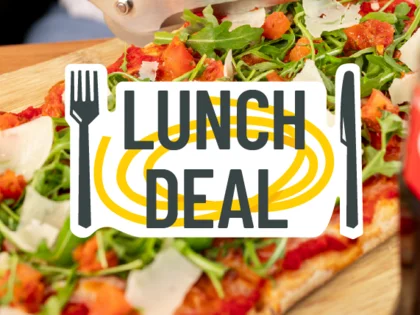 Im Hintergrund befinden sich verschiedene Gerichte wie Pasta oder Salat. In der Mitte steht "Lunch Deal". 