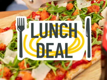 Im Hintergrund befinden sich verschiedene Gerichte wie Pasta oder Salat. In der Mitte steht "Lunch Deal". 