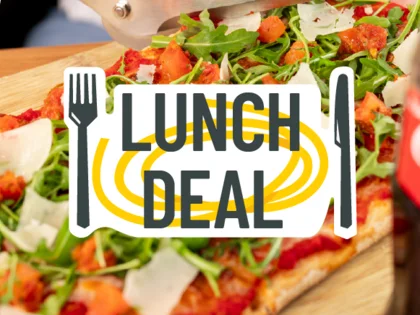 Im Hintergrund befinden sich verschiedene Gerichte wie Pasta oder Salat. In der Mitte steht "Lunch Deal".