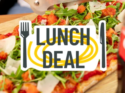 Im Hintergrund befinden sich verschiedene Gerichte wie Pasta oder Salat. In der Mitte steht "Lunch Deal".