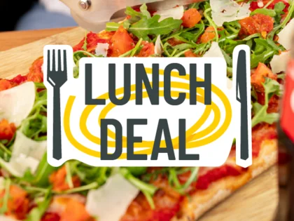 Im Hintergrund befinden sich verschiedene Gerichte wie Pasta oder Salat. In der Mitte steht "Lunch Deal". 